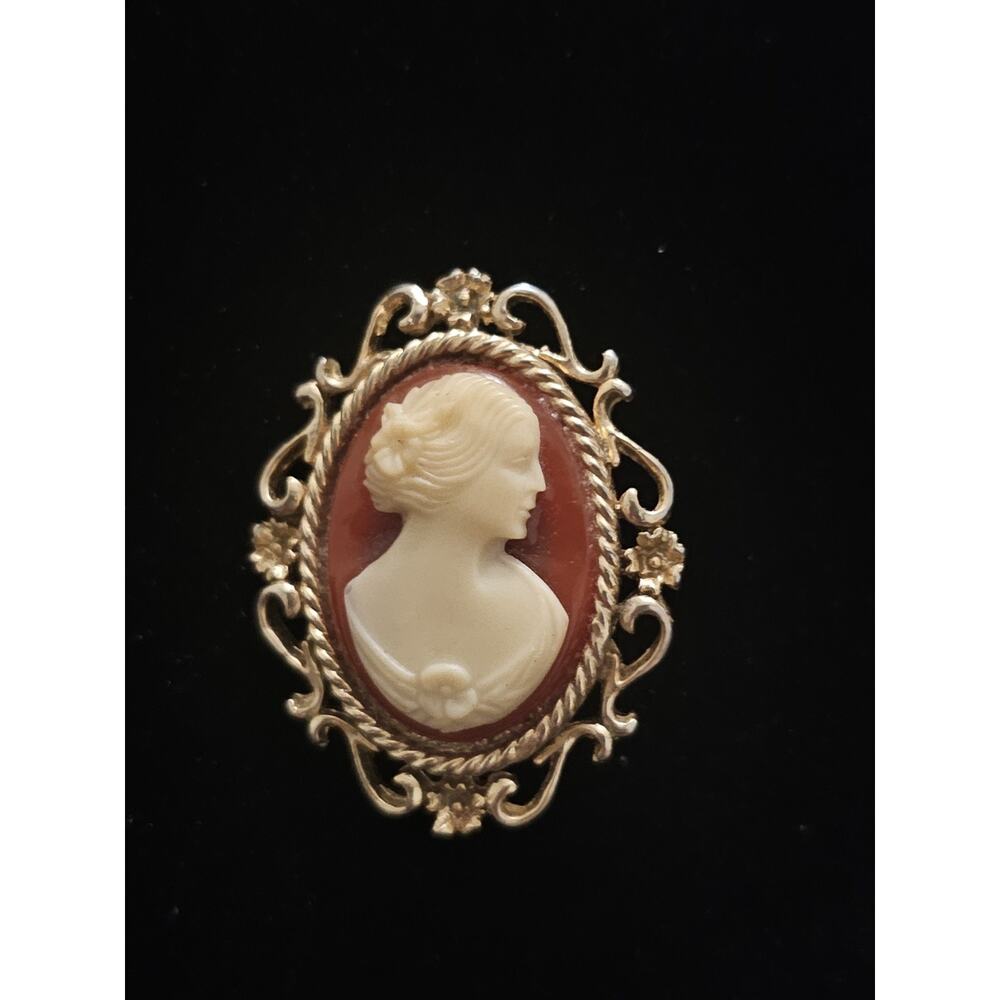 Vintage Gold Tone Ornate Border Victorian Lady Cameo Brooch Pin 1.25” x 1”